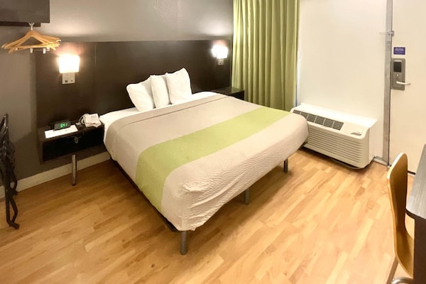 Foto van 1 kingsize bed | Rookvrij, koelkast - Vakantiehuis in Columbus - BedRoom