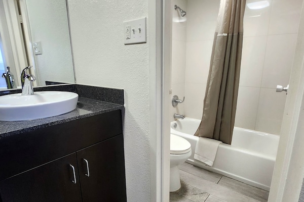 Foto van 1 kingsize bed | Rookvrij, koelkast - Vakantiehuis in Columbus - BathRoom