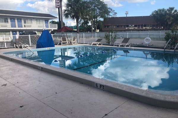 Foto van 1 tweepersoonsbed | Premium, koelkast - Vakantiehuis in Jacksonville - PoolOfHouse