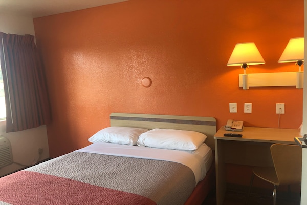 Foto van 1 tweepersoonsbed | Toegankelijk voor mindervaliden/bad - BedRoom