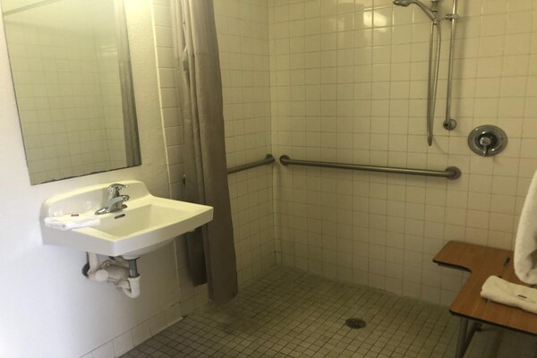 Foto van 1 tweepersoonsbed | Toegankelijk voor mindervaliden/bad - BathRoom