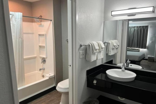 Foto van 1 tweepersoonsbed | Koelkast - Vakantiehuis in Tampa - BathRoom