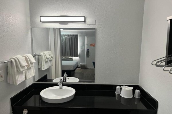 Foto van 1 tweepersoonsbed | Koelkast - Vakantiehuis in Tampa - BathRoom