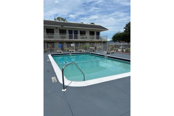 Foto van 1 tweepersoonsbed | Koelkast - Vakantiehuis in Tampa - PoolOfHouse