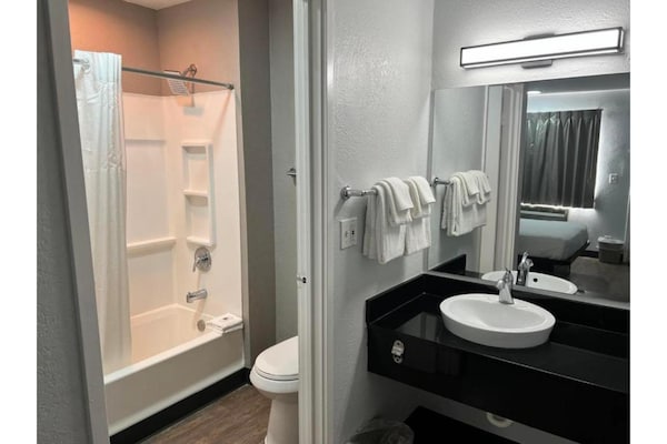 Foto van 1 tweepersoonsbed (queensize) | Toegankelijk voor mindervaliden/bad - BathRoom