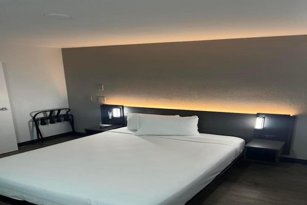 Foto van 1 tweepersoonsbed (queensize) | Toegankelijk voor mindervaliden/bad - BedRoom