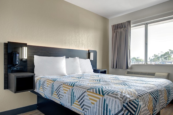 Foto van 1 tweepersoonsbed (queensize) | Niet-roken, koelkast (Micfridge) - BedRoom