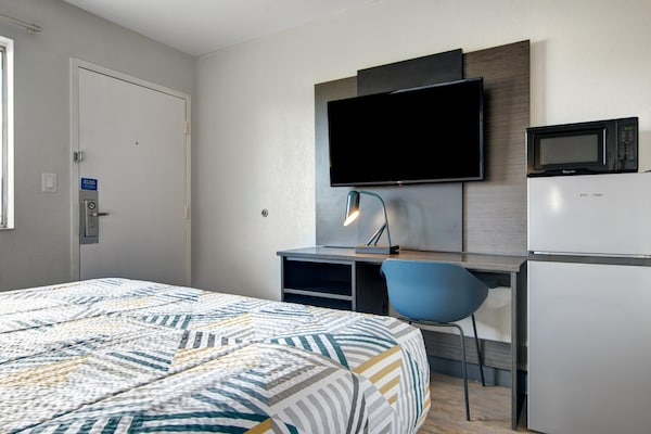 Foto van 1 tweepersoonsbed (Queensize) | Badkuip met mobiele toegang (Nsmk Micfridg) - BedRoom