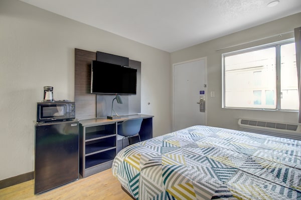 Foto van 1 queensize bed | Mob Acc RI Shwr Nsmk Micfridg - Vakantiehuis in Venice - BedRoom