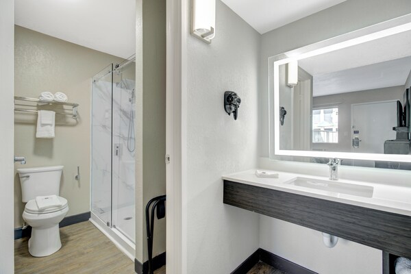 Foto van 1 kingsize bed | Premium, koelkast - Vakantiehuis in Venice - BathRoom