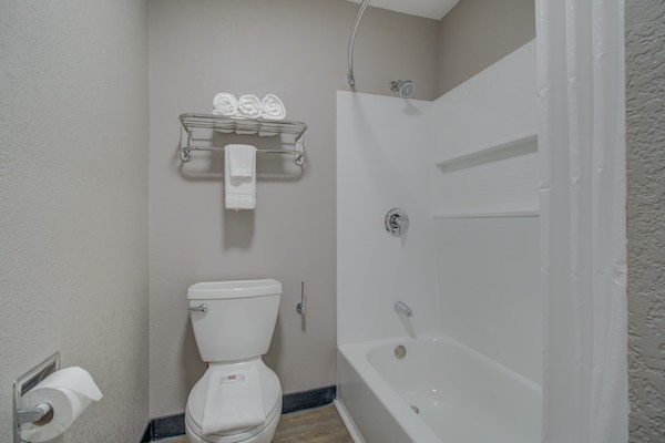 Foto van 1 kingsize bed | Premium, koelkast - Vakantiehuis in Venice - BathRoom