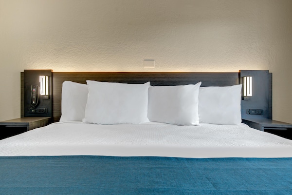 Foto van 1 kingsize bed | Premium, koelkast - Vakantiehuis in Venice - BedRoom