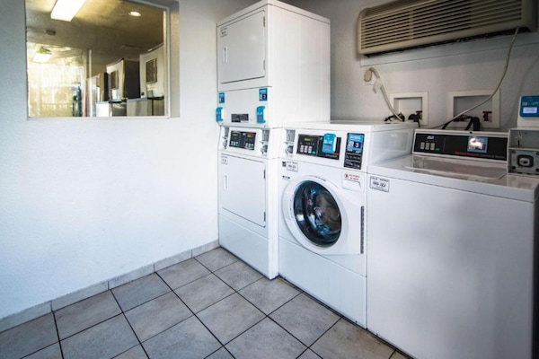 Foto van 1 tweepersoonsbed | Koelkast - Vakantiehuis in Kissimmee - Facilities
