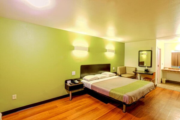 Foto van 1 kingsize bed | Roken, keuken, slaapbank - Vakantiehuis in Longview - BedRoom