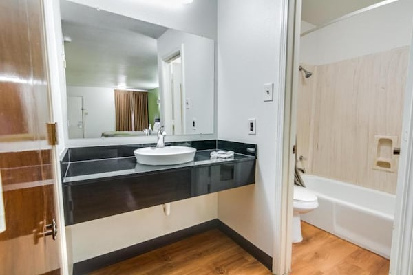 Foto van 1 kingsize bed | Rookvrij, keuken, bank - Vakantiehuis in Longview - BathRoom