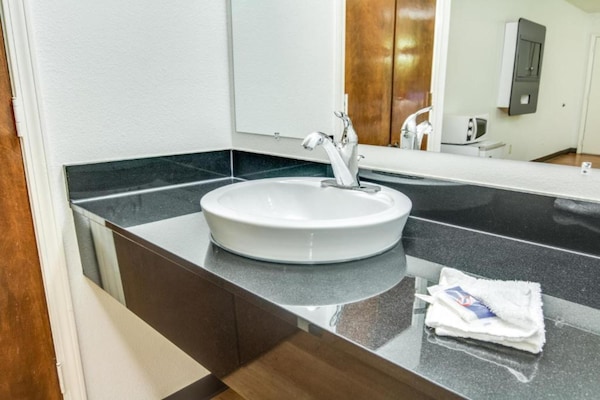 Foto van 1 kingsize bed | Rookvrij, keuken, bank - Vakantiehuis in Longview - BathRoom