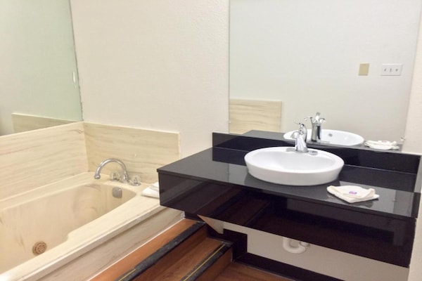 Foto van 1 kingsize bed | Suite, NSMK, bubbelbad, koelkast - Vakantiehuis in Longview - BathRoom