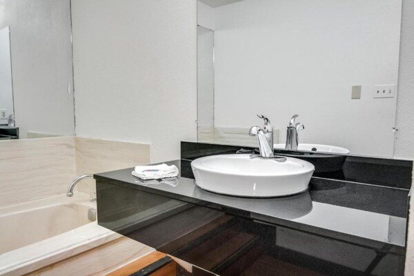 Foto van 1 kingsize bed | Suite, NSMK, bubbelbad, koelkast - Vakantiehuis in Longview - BathRoom