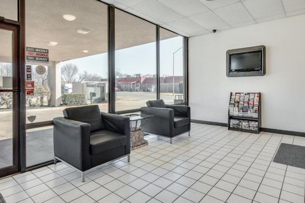 Foto van 1 kingsize bed|Roken toegestaan,koelkast aanwezig - Vakantiehuis in Longview - HallReception