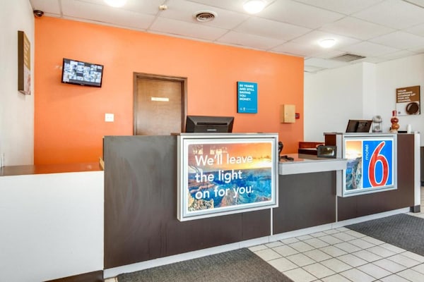 Foto van 1 kingsize bed|Roken toegestaan,koelkast aanwezig - Vakantiehuis in Longview - HallReception