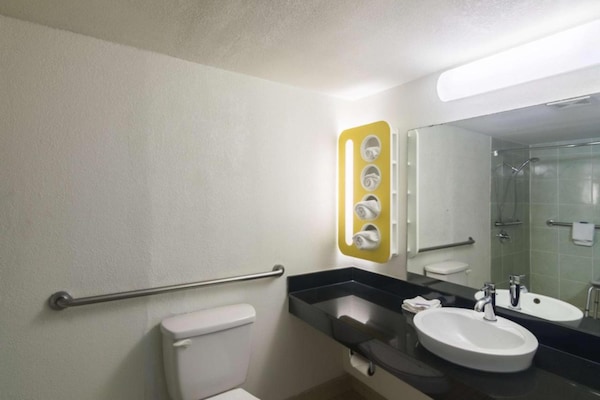 Foto van 1 kingsize bed | Rolstoeltoegankelijk bad, NSMK - Vakantiehuis in Wichita Falls TX - BathRoom