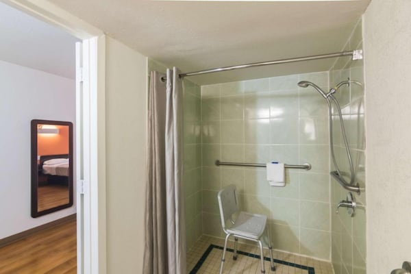 Foto van 1 kingsize bed | Rolstoeltoegankelijk bad, NSMK - Vakantiehuis in Wichita Falls TX - BathRoom