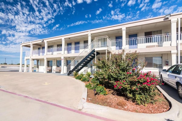 Foto van 1 kingsize bed | Rolstoeltoegankelijk bad, NSMK - Vakantiehuis in Wichita Falls TX - ExteriorSummer