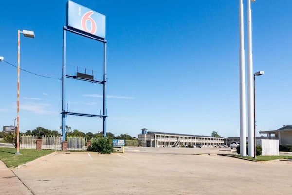 Foto van 1 kingsize bed | Rolstoeltoegankelijk bad, NSMK - Vakantiehuis in Wichita Falls TX - ExteriorSummer