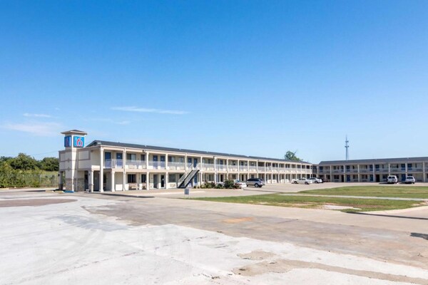 Foto van 1 kingsize bed | Rolstoeltoegankelijk bad, NSMK - Vakantiehuis in Wichita Falls TX - ExteriorSummer