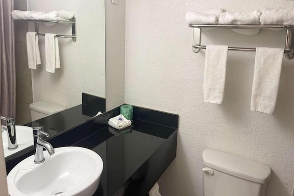 Foto van 1 kingsize bed | Rookvrij - Vakantiehuis in Wichita Falls - BathRoom