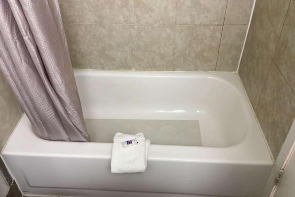 Foto van 1 kingsize bed | Rookvrij - Vakantiehuis in Wichita Falls - BathRoom