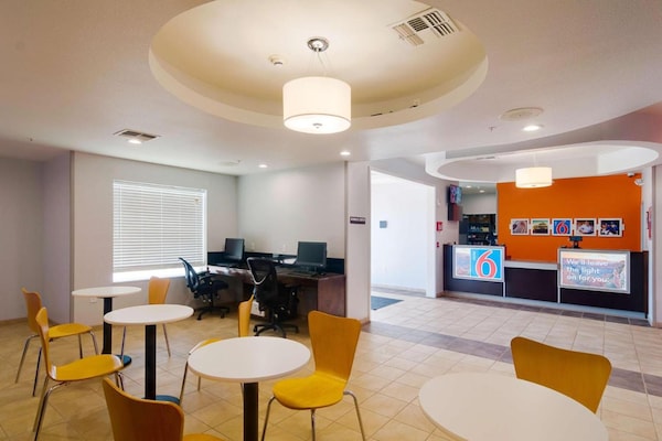 Foto van 1 kingsize bed | Rookvrij, Douche - Vakantiehuis in Midland - HallReception