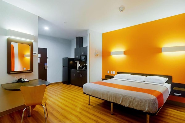 Foto van 1 kingsize bed | Rookvrij, Douche - Vakantiehuis in Midland - BedRoom