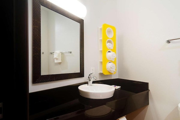 Foto van 1 kingsize bed | Rookvrij, Douche - Vakantiehuis in Midland - BathRoom