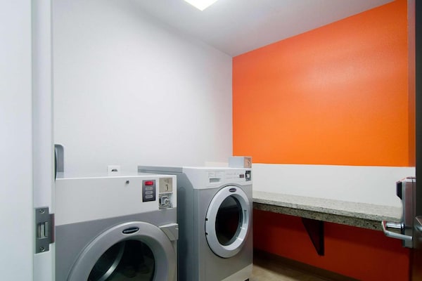 Foto van 1 kingsize bed | Rookvrij, Douche - Vakantiehuis in Midland - Facilities