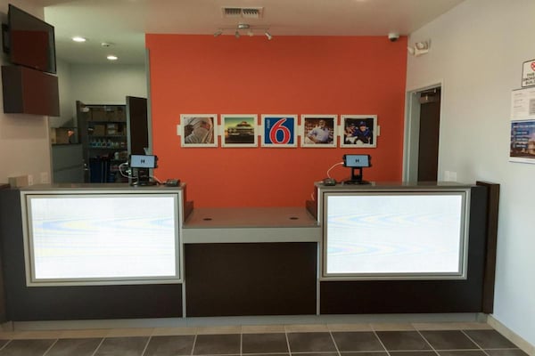 Foto van 1 kingsize bed | Rookvrij, Douche - Vakantiehuis in Midland - HallReception
