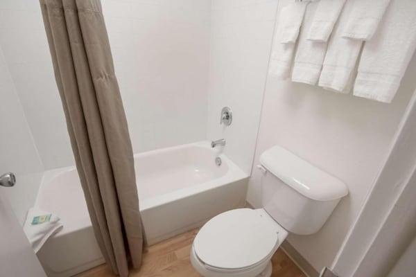 Foto van 1 kingsize bed | Rookvrij, keuken - Vakantiehuis in Colorado Springs - BathRoom