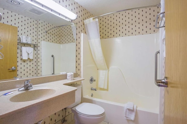 Foto van 1 tweepersoonsbed (Queensize) | Rolstoeltoegankelijk bad (Nsmk) - BathRoom