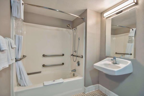 Foto van 1 tweepersoonsbed | Toegankelijk voor mindervaliden/bad - BathRoom