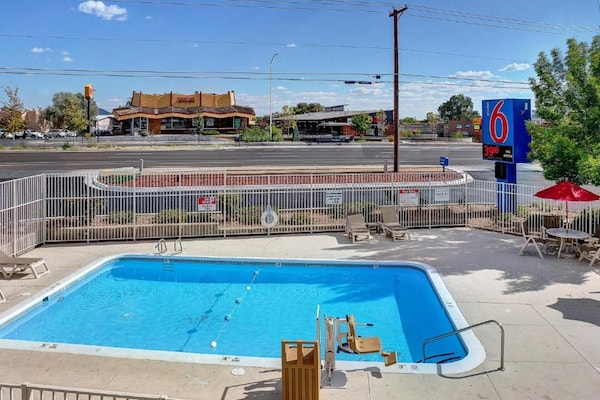Foto van 1 tweepersoonsbed (queensize) | Rookvrij - Vakantiehuis in Santa Fe - HotelSwimmingPool