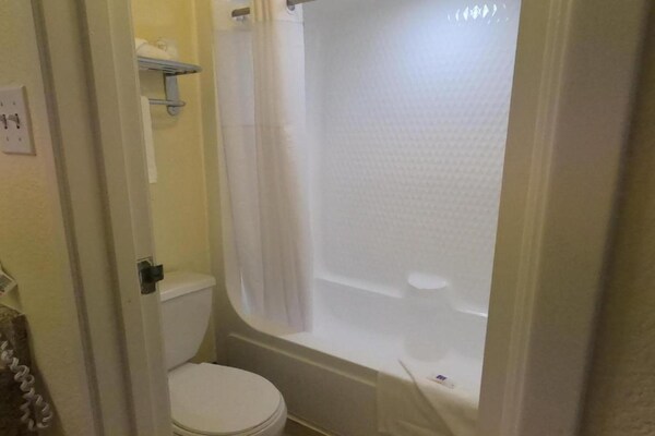 Foto van 1 tweepersoonsbed | Toegankelijk voor mensen met een - BathRoom