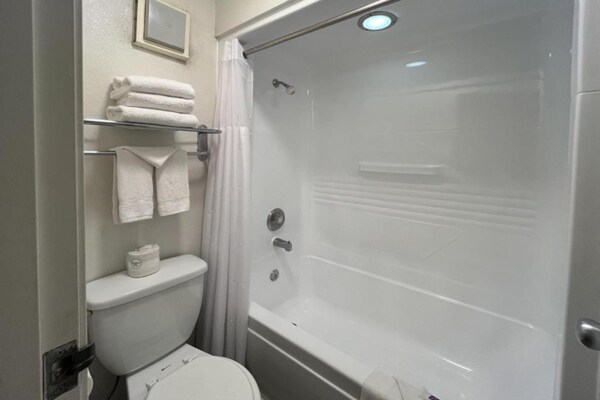 Foto van 1 tweepersoonsbed | Toegankelijk voor mensen met een - BathRoom