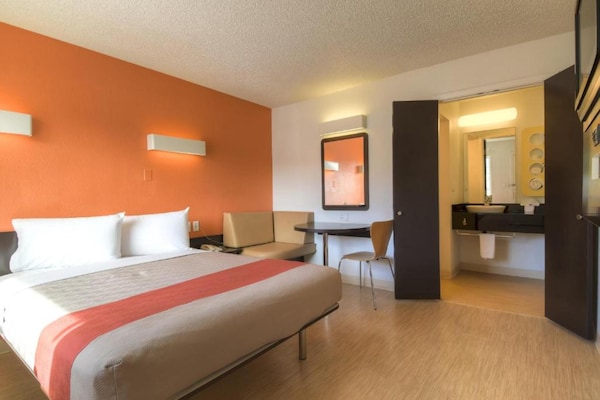 Foto van 1 tweepersoonsbed | Douche conform ADA/RI-normen - Vakantiehuis in Las Vegas - BedRoom
