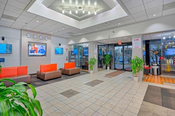 Foto van 1 kingsize bed | Suite, Nsmk, koelkast - Vakantiehuis in Inglewood - HallReception
