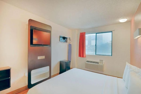 Foto van 1 kingsize bed | Suite, Nsmk, koelkast - Vakantiehuis in Inglewood - BedRoom