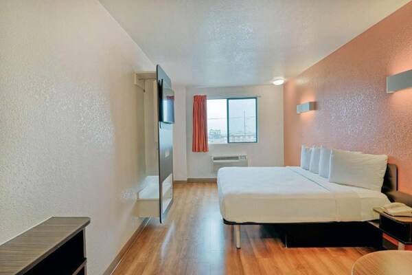Foto van 1 kingsize bed | Suite, Nsmk, koelkast - Vakantiehuis in Inglewood - BedRoom