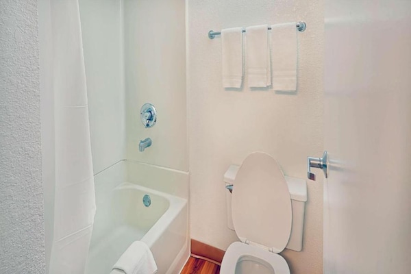 Foto van 1 kingsize bed | Suite, Nsmk, koelkast - Vakantiehuis in Inglewood - BathRoom