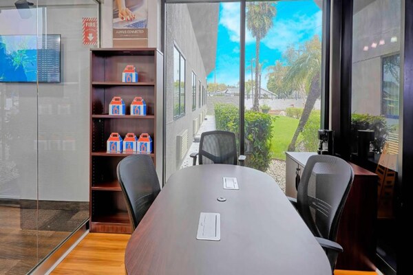 Foto van 1 kingsize bed | Suite, Nsmk, koelkast - Vakantiehuis in Inglewood - HallReception