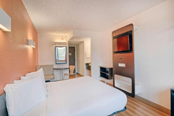 Foto van 1 kingsize bed | NSMK, slechthorend, douche - Vakantiehuis in Inglewood - BedRoom