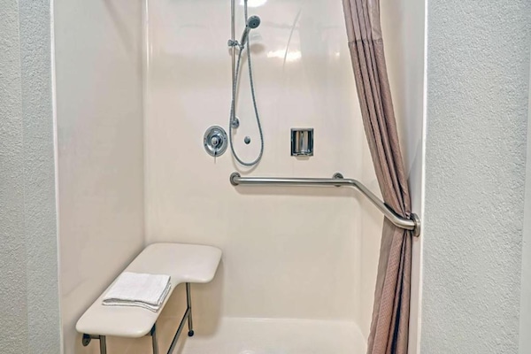 Foto van 1 kingsize bed | NSMK, slechthorend, douche - Vakantiehuis in Inglewood - BathRoom